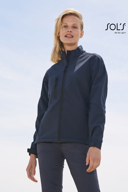  Roxy - 46800 ΕΠΑΝΩΦΟΡΙΑ / SOLS Γυναικείο μπουφάν softshell Περιγραφή:Κλείσιμο με φερμουάρ, 2 τσέπες στο πλάι με φερμουάρ και 1 τσέπη στο στήθος, κορδόνια με αυξομείωση στη μέση, ρυθμιζόμενες μανσέτες με velcro.  -   Σύνθεση:   Softshell 340g/m² - 96% Πολυέστερ, 4% Ελαστάν, αδιάβροχη επίστρωση 8000 mm, 1000g/m² ύφασμα που αναπνέει 24 ώρες.  Ιδανικό για επαγγελματίες σε εξωτερικούς χώρους, όπως υπαίθρια εργαστήρια και υπηρεσίες παράδοσης.  Σύνθετη άνεση και ανθεκτικότητα σε δύσκολες καιρικές συνθήκες, διατηρώντας τη ζεστασιά και την ευκινησία.  -  Δυνατότητα προσαρμογής με εκτυπώσεις λογοτύπου ή μηνύματος του πελάτη για προσαρμοσμένες λύσεις επαγγελματικής ένδυσης.  Διαθέσιμο σε διάφορα χρώματα όπως μαύρο, γκρι και μπλε.